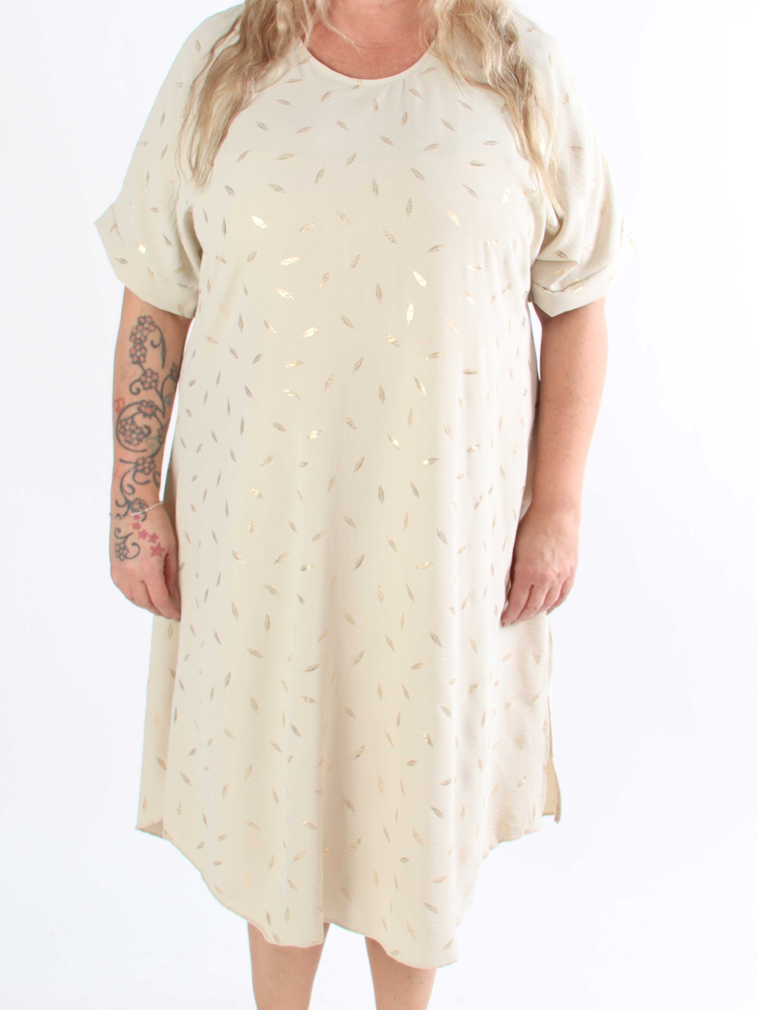 Valentina - Sød plus size kjole detaljeret med fine guld blade